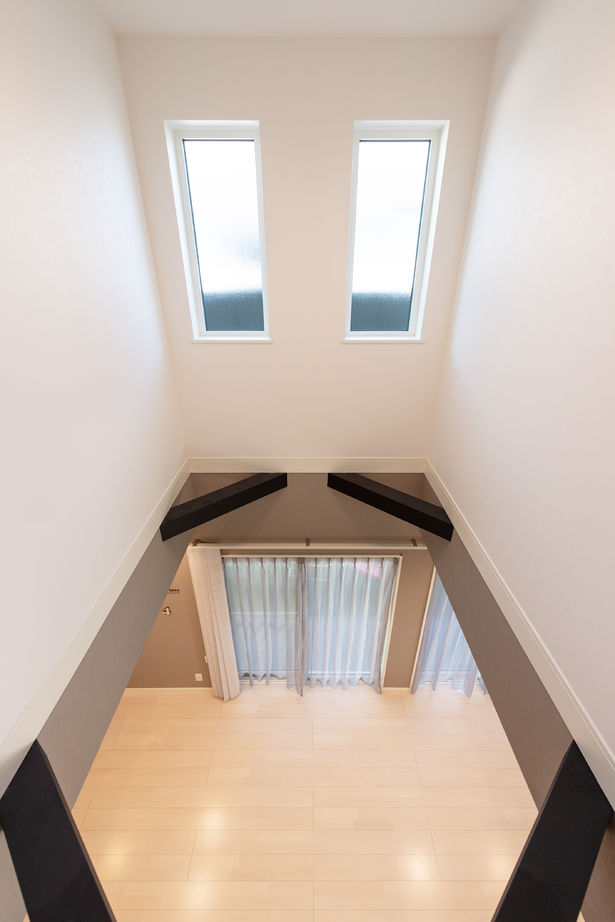 ヤマト住建 全館空調と太陽光発電搭載で、年間の電気代は今のところプラス！壁紙の配色がモダンな内装にもこだわった家の建築実例画像4