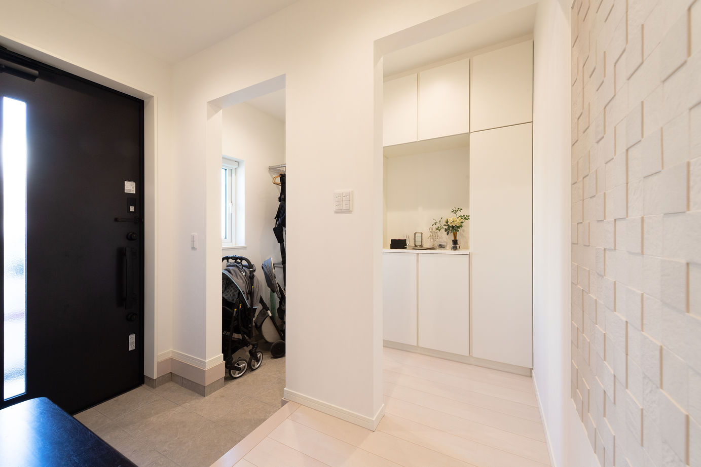 ヤマト住建 全館空調と太陽光発電搭載で、年間の電気代は今のところプラス！壁紙の配色がモダンな内装にもこだわった家の建築実例画像5