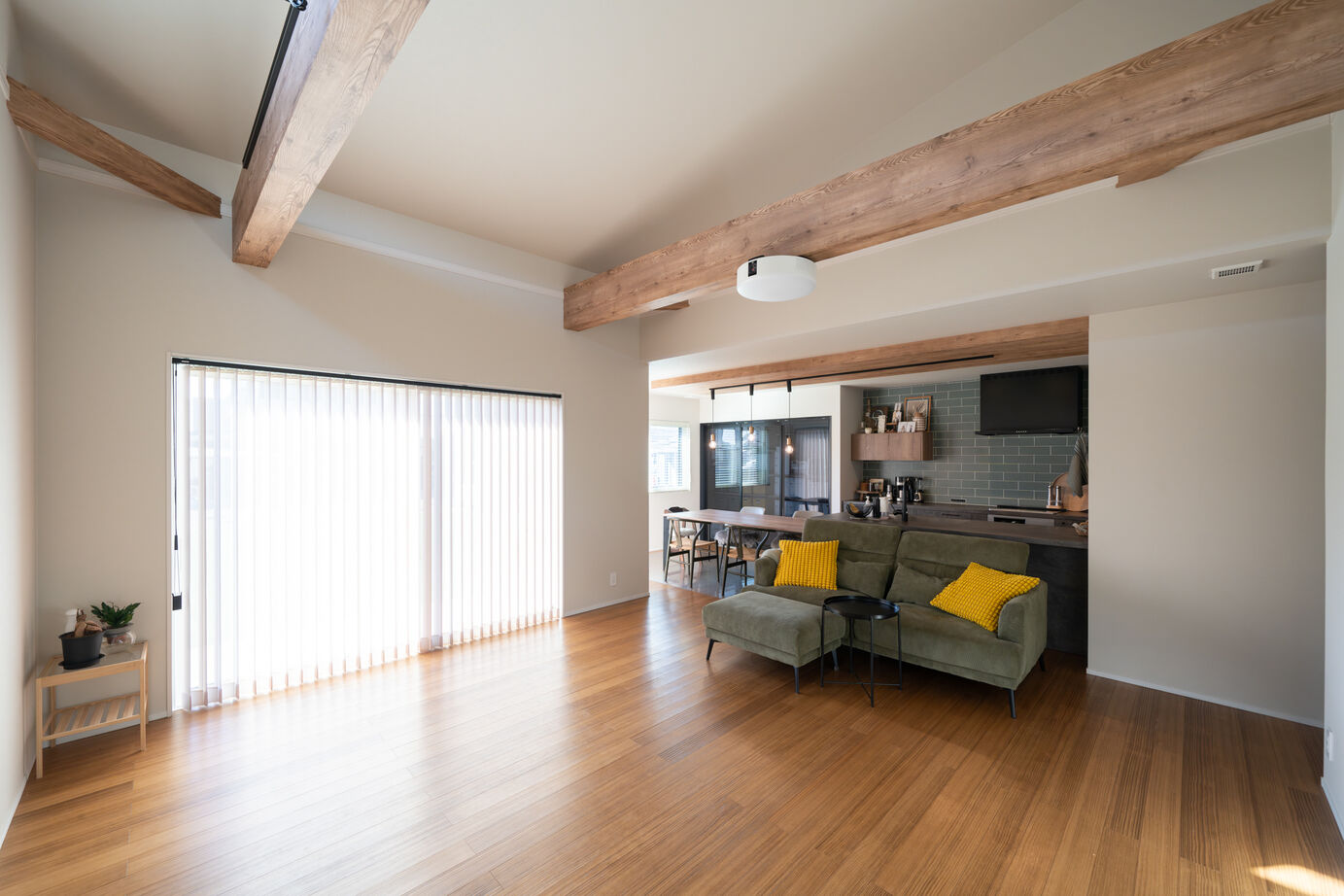 ヤマト住建 【平屋/広々LDK】勾配天井が広がりを生む、無垢材が美しい平屋の家の建築実例画像1