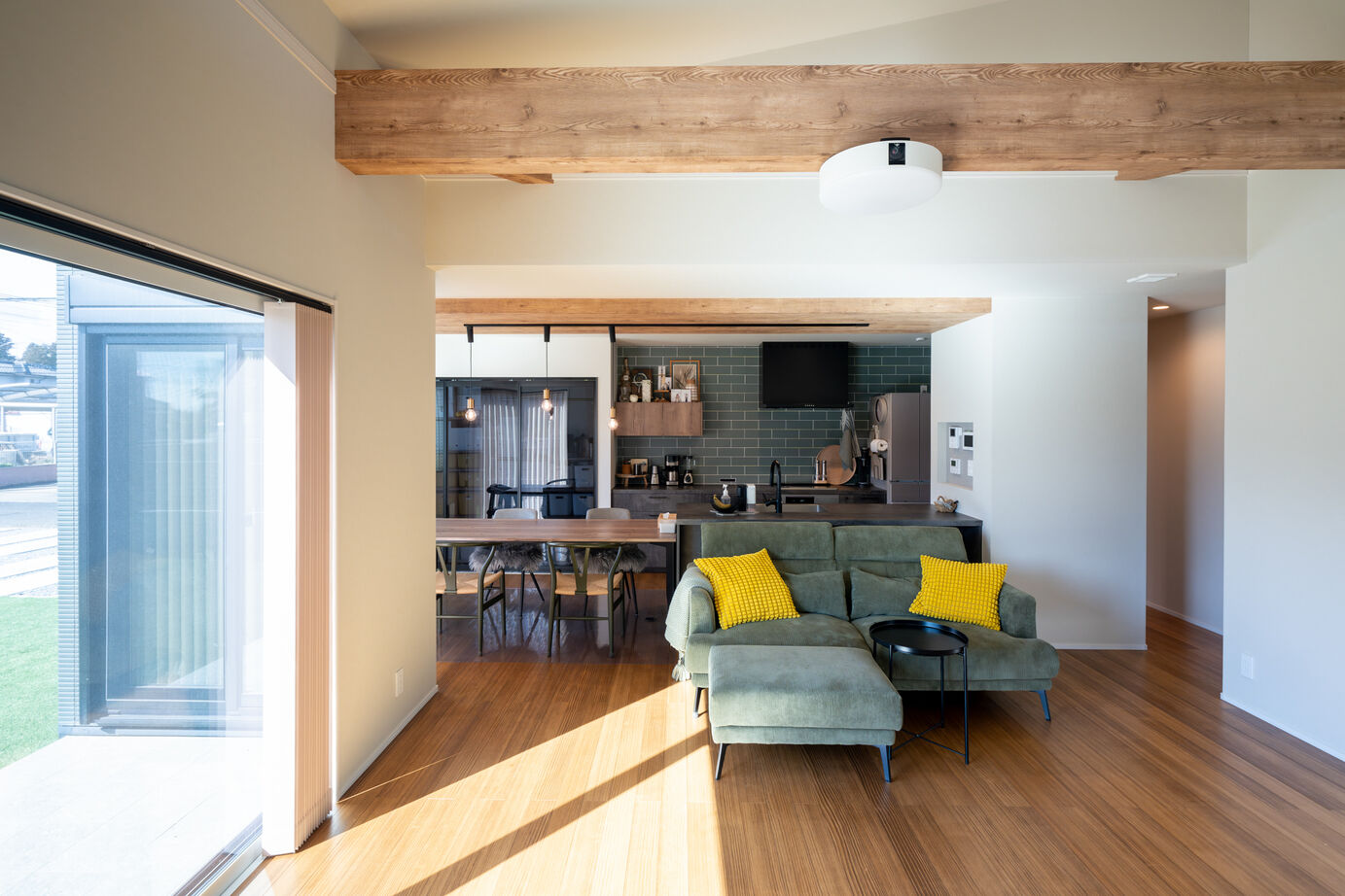 ヤマト住建 【平屋/広々LDK】勾配天井が広がりを生む、無垢材が美しい平屋の家の建築実例画像2