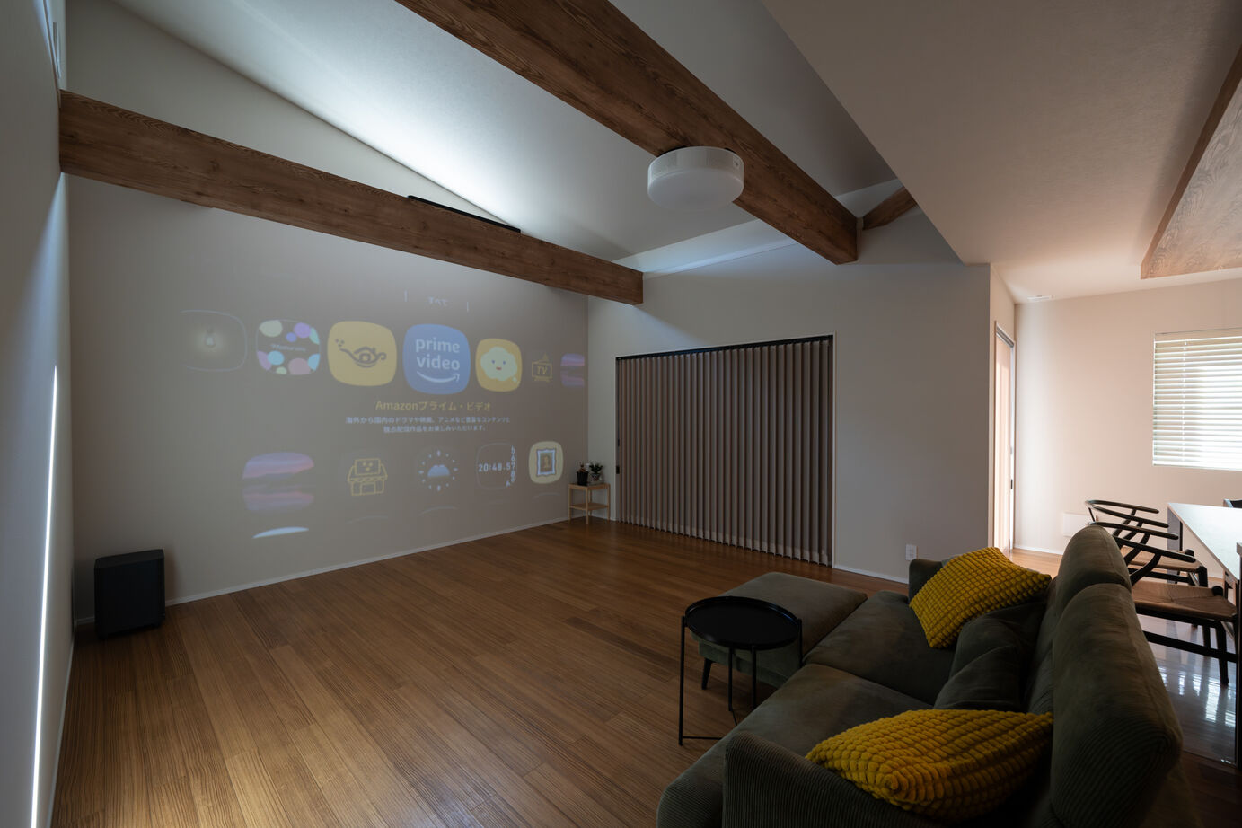 ヤマト住建 【平屋/広々LDK】勾配天井が広がりを生む、無垢材が美しい平屋の家の建築実例画像3