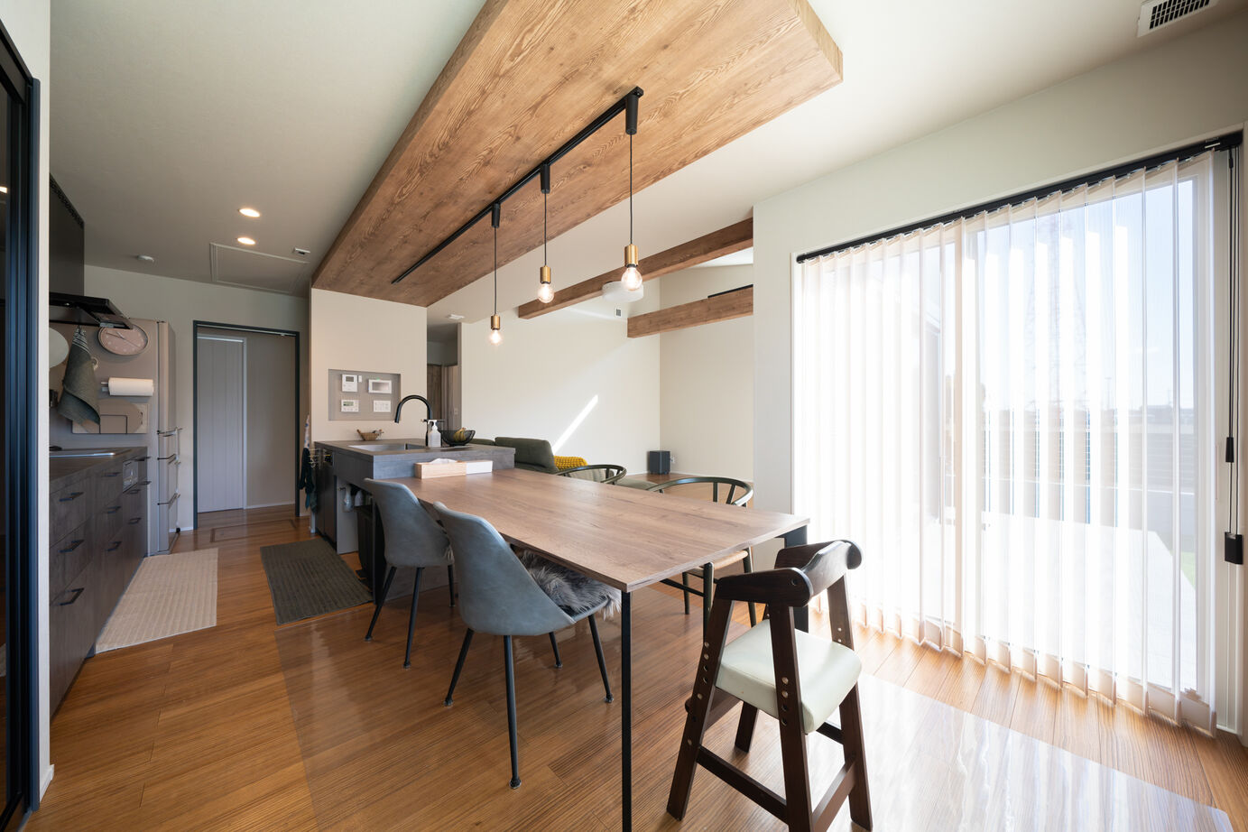 ヤマト住建 【平屋/広々LDK】勾配天井が広がりを生む、無垢材が美しい平屋の家の建築実例画像5