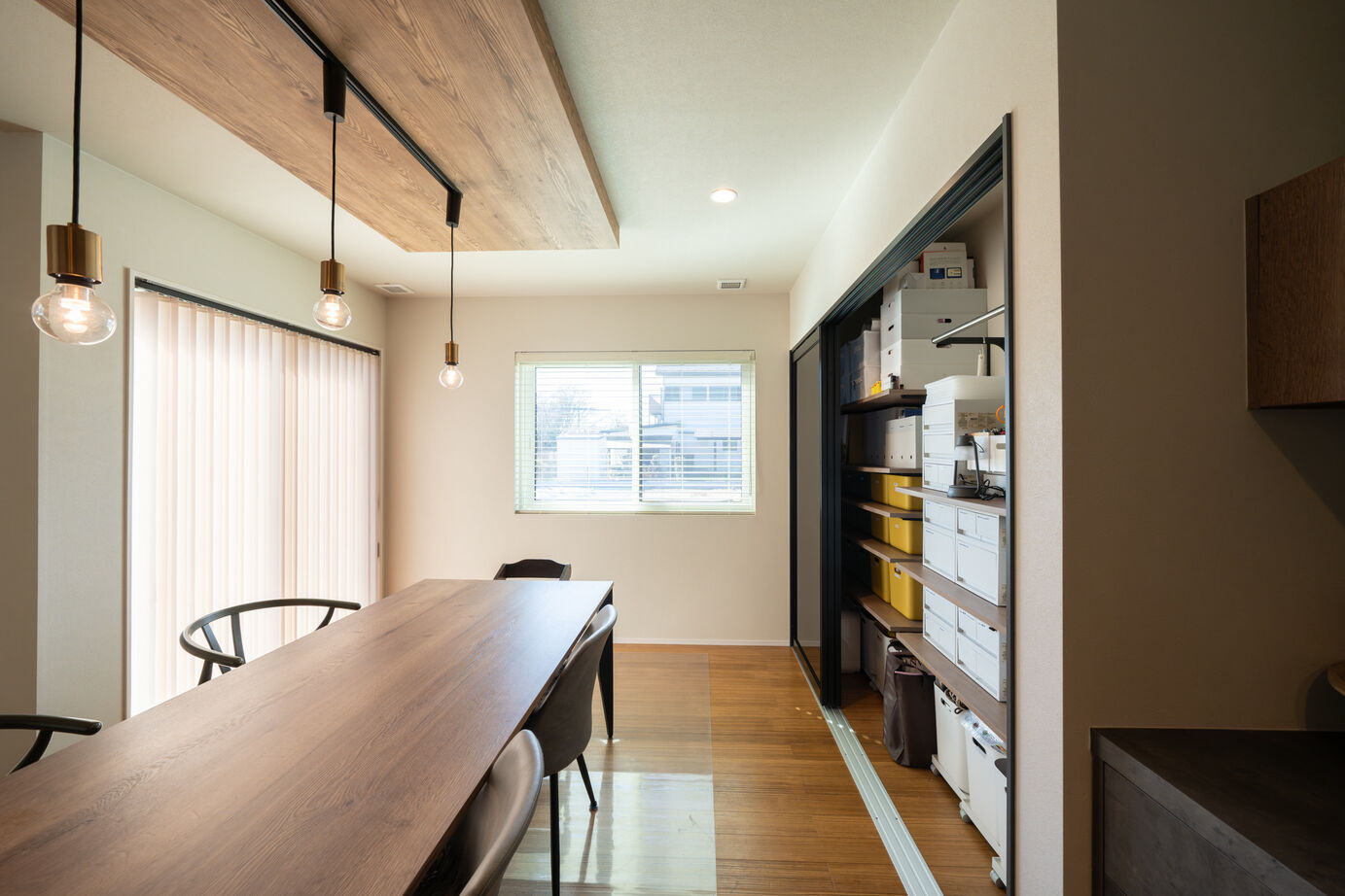 ヤマト住建 【平屋/広々LDK】勾配天井が広がりを生む、無垢材が美しい平屋の家の建築実例画像6