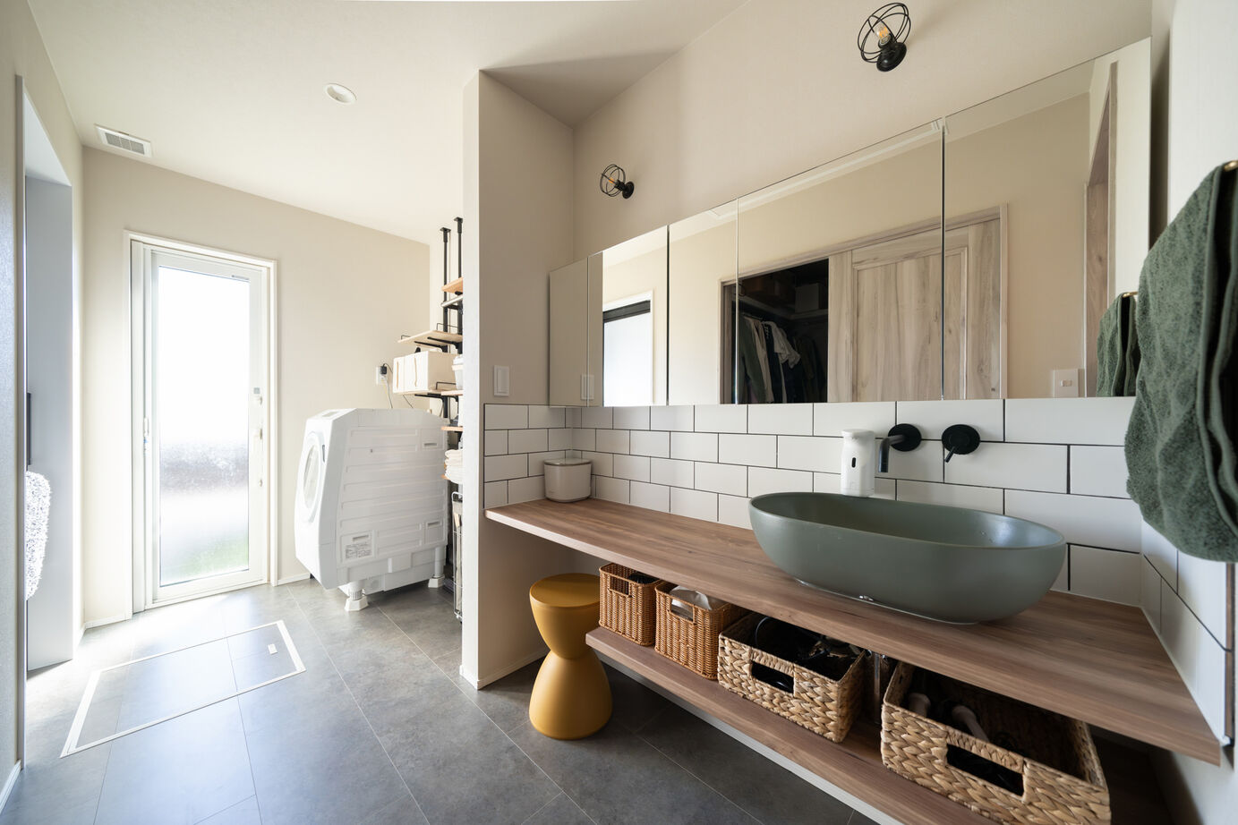 ヤマト住建 【平屋/広々LDK】勾配天井が広がりを生む、無垢材が美しい平屋の家の建築実例画像7