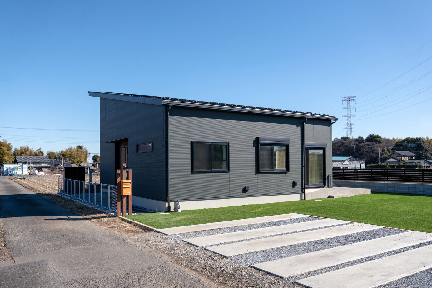 ヤマト住建 【平屋/広々LDK】勾配天井が広がりを生む、無垢材が美しい平屋の家の建築実例画像10