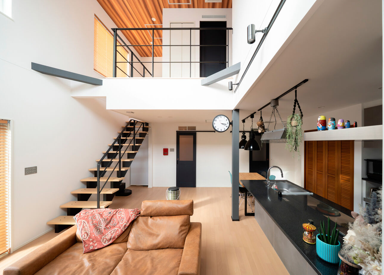 ヤマト住建 【吹き抜け/家事ラク】こだわりを詰め込んだ、アメリカンテイストの住まいの建築実例画像1