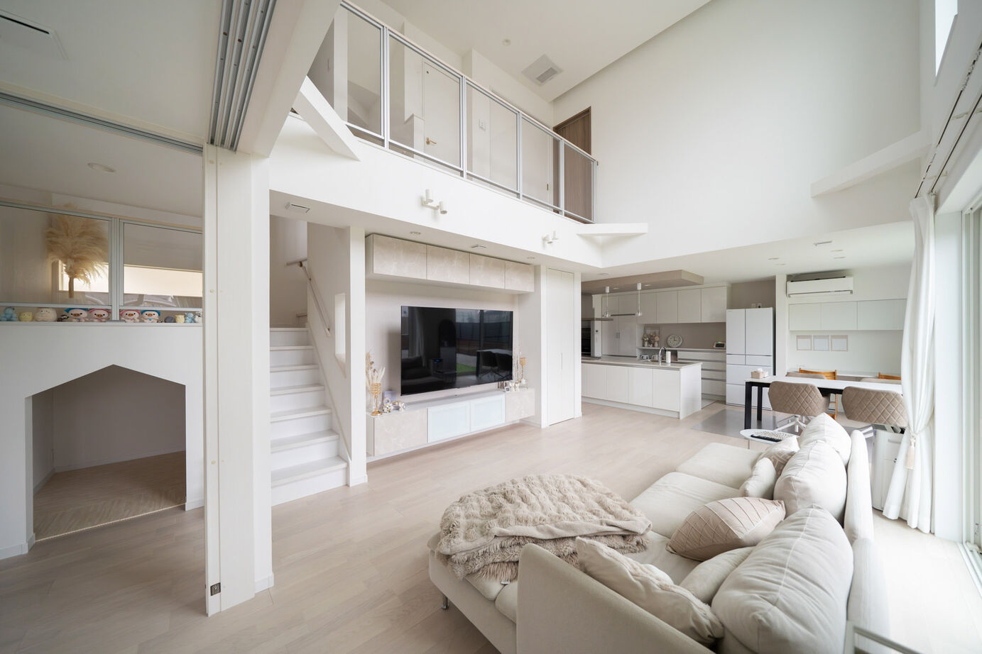 ヤマト住建 【子育て／家事ラク／吹き抜け】冬でも裸足で心地いい、陽だまりの大空間LDKの建築実例画像3