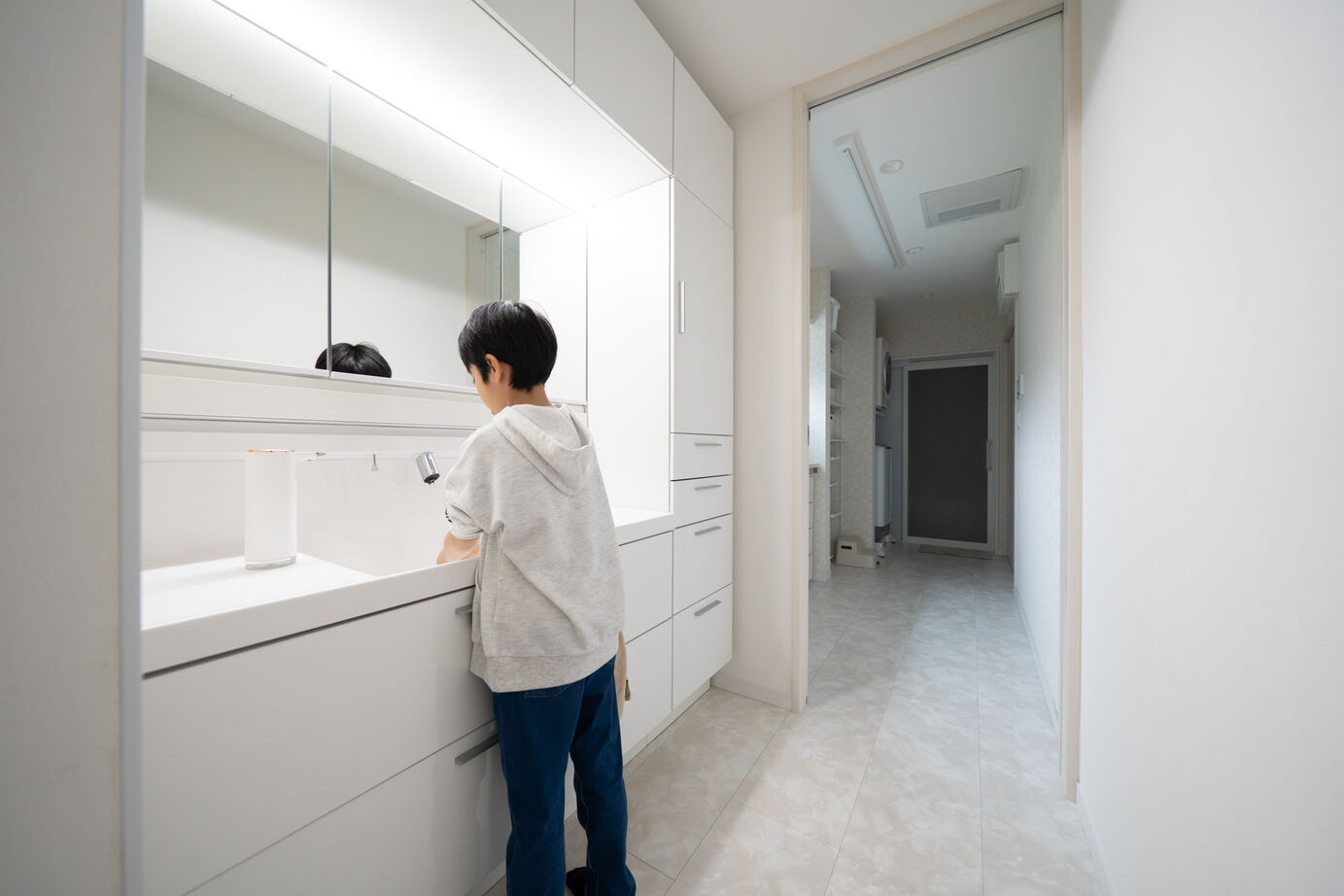 ヤマト住建 【子育て／家事ラク／吹き抜け】冬でも裸足で心地いい、陽だまりの大空間LDKの建築実例画像7