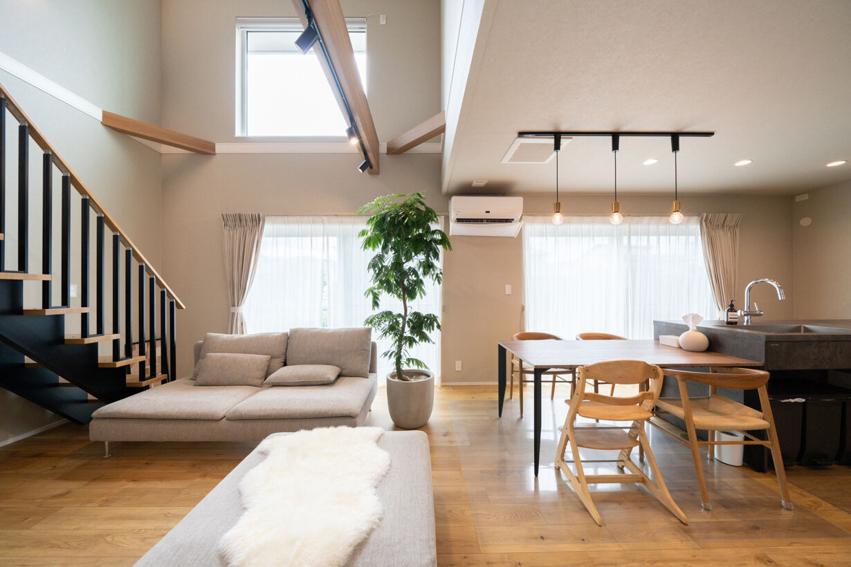 ヤマト住建 【吹き抜け／サロン経営】吹き抜け＆大きな窓が明るさをもたらす、大空間LDKの建築実例画像2