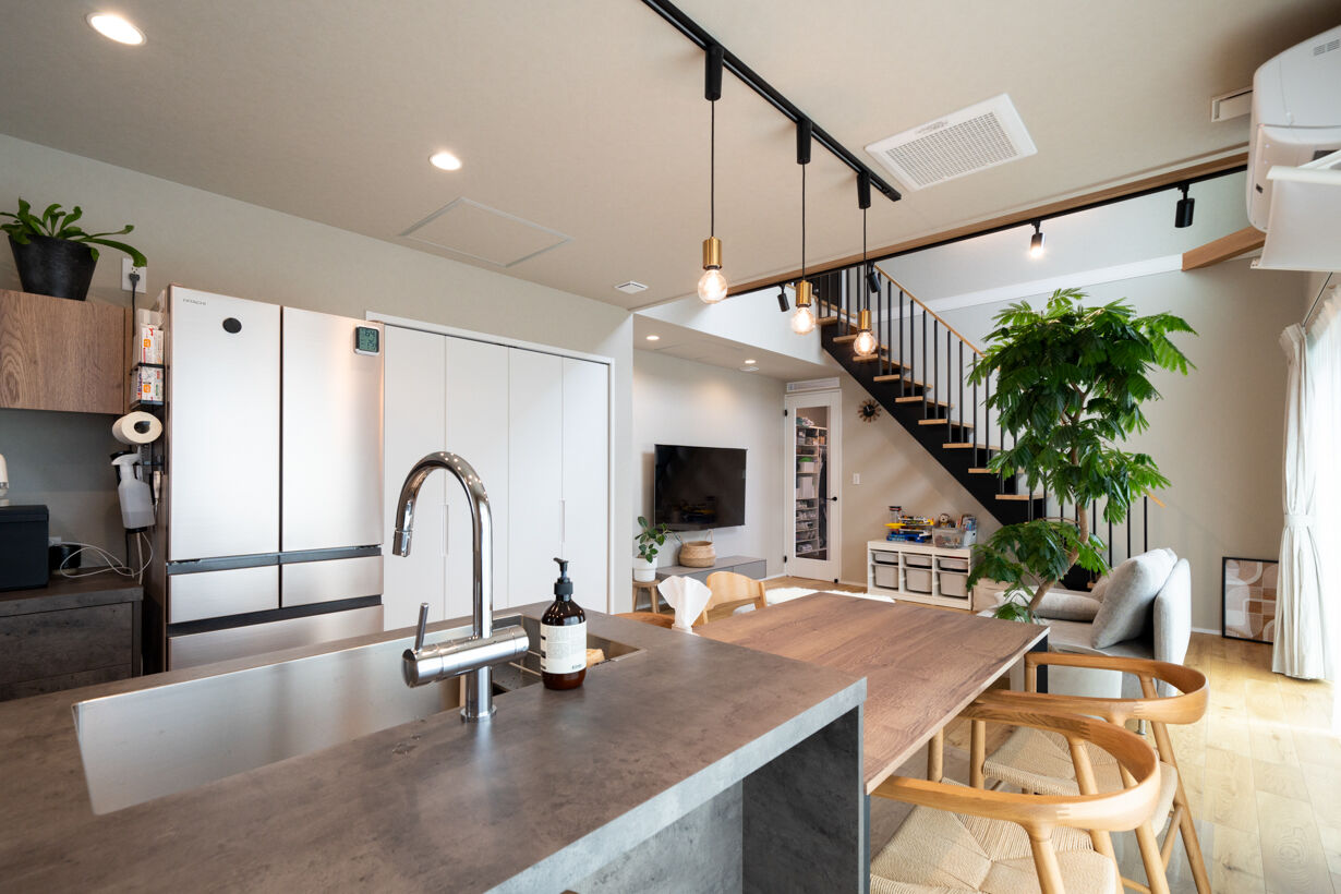 ヤマト住建 【吹き抜け／サロン経営】吹き抜け＆大きな窓が明るさをもたらす、大空間LDKの建築実例画像3