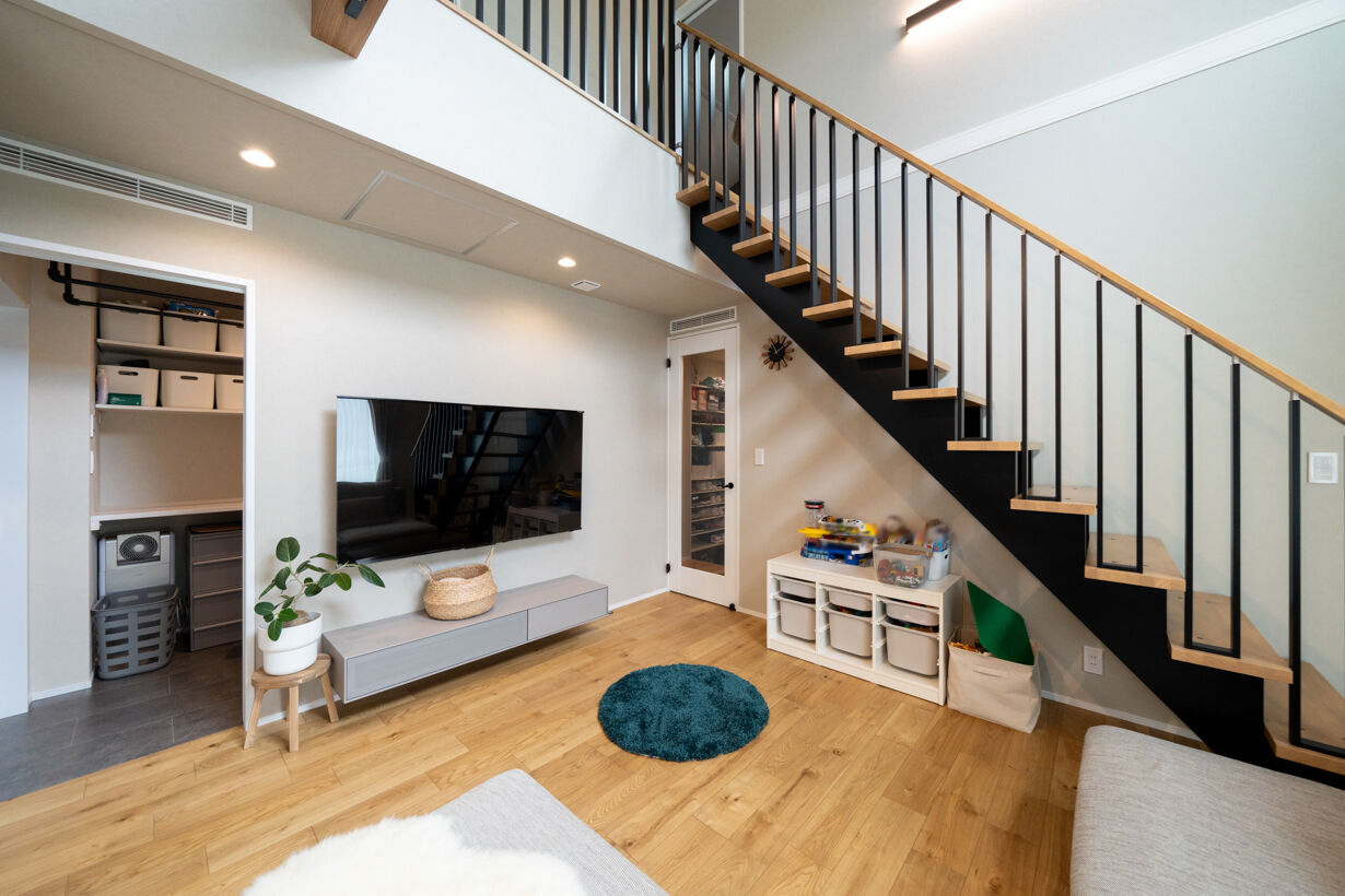 ヤマト住建 【吹き抜け／サロン経営】吹き抜け＆大きな窓が明るさをもたらす、大空間LDKの建築実例画像4