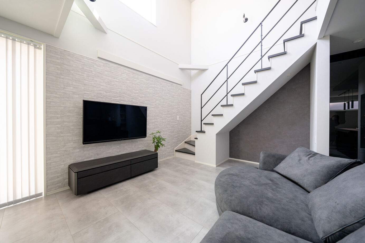 ヤマト住建 大阪府南河内郡/吹抜け/ホテルライクなカッコよさと家事動線の良さに大満足の建築実例画像4