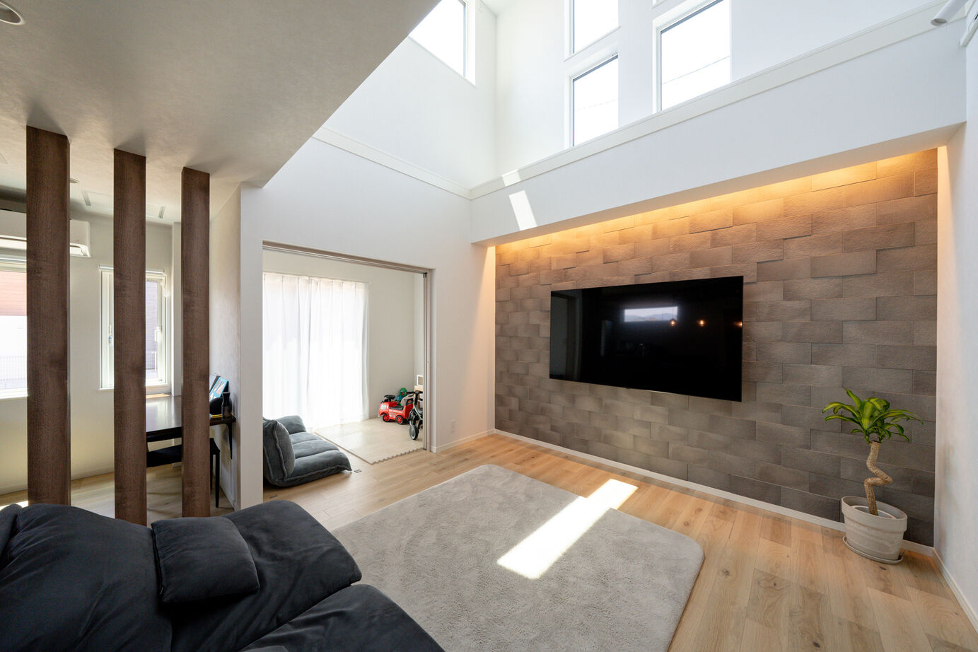 ヤマト住建 奈良県桜井市/吹抜けに家族の声が響く家。スカイバルコニーで叶えた、庭のある暮らしの建築実例画像3