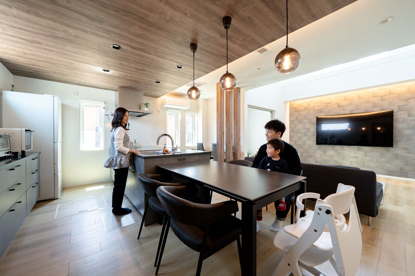 ヤマト住建 奈良県桜井市/吹抜けに家族の声が響く家。スカイバルコニーで叶えた、庭のある暮らしの建築実例画像4