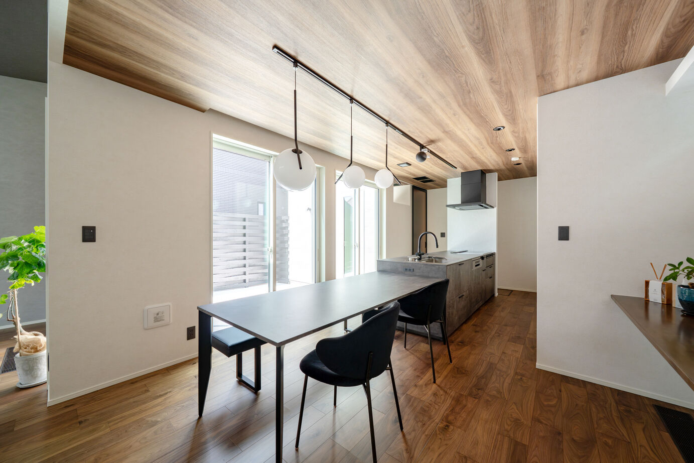 ヤマト住建 兵庫県姫路市/中庭とリビングが一体化。人が大勢集まりくつろげる仕掛けが満載！の建築実例画像4