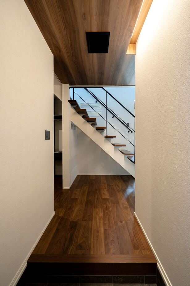 ヤマト住建 兵庫県姫路市/中庭とリビングが一体化。人が大勢集まりくつろげる仕掛けが満載！の建築実例画像6