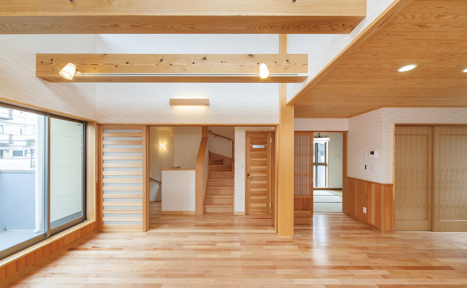 深澤木材 【3200万円/48坪/間取り有】準防火地域の狭小地に建つ、木造3階建て二世帯仕様のビルトインガレージハウスの建築実例画像2