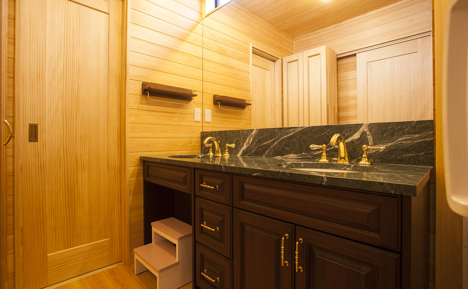 深澤木材 【縁側/吹抜け】上質な無垢材や漆喰の自然素材に包まれた和の空間と現代デザインを織り交ぜた家の建築実例画像2