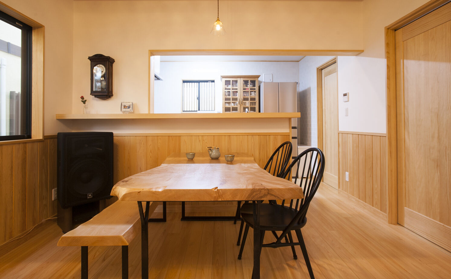 深澤木材 【縁側/吹抜け】上質な無垢材や漆喰の自然素材に包まれた和の空間と現代デザインを織り交ぜた家の建築実例画像3