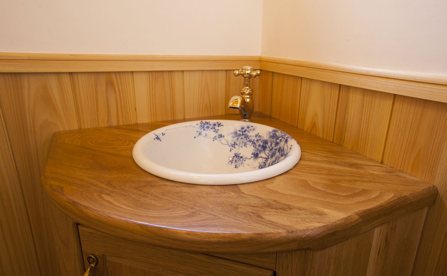 深澤木材 【縁側/吹抜け】上質な無垢材や漆喰の自然素材に包まれた和の空間と現代デザインを織り交ぜた家の建築実例画像4