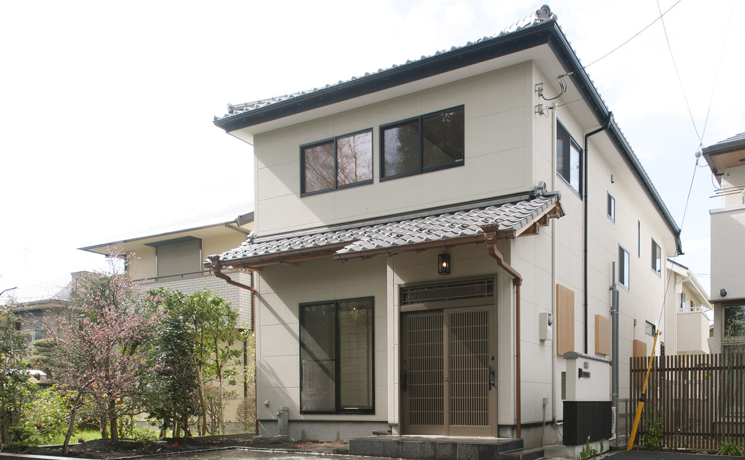 深澤木材 【縁側/吹抜け】上質な無垢材や漆喰の自然素材に包まれた和の空間と現代デザインを織り交ぜた家の建築実例画像5