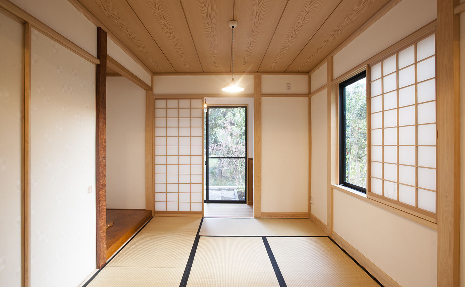 深澤木材 【縁側/吹抜け】上質な無垢材や漆喰の自然素材に包まれた和の空間と現代デザインを織り交ぜた家の建築実例画像6