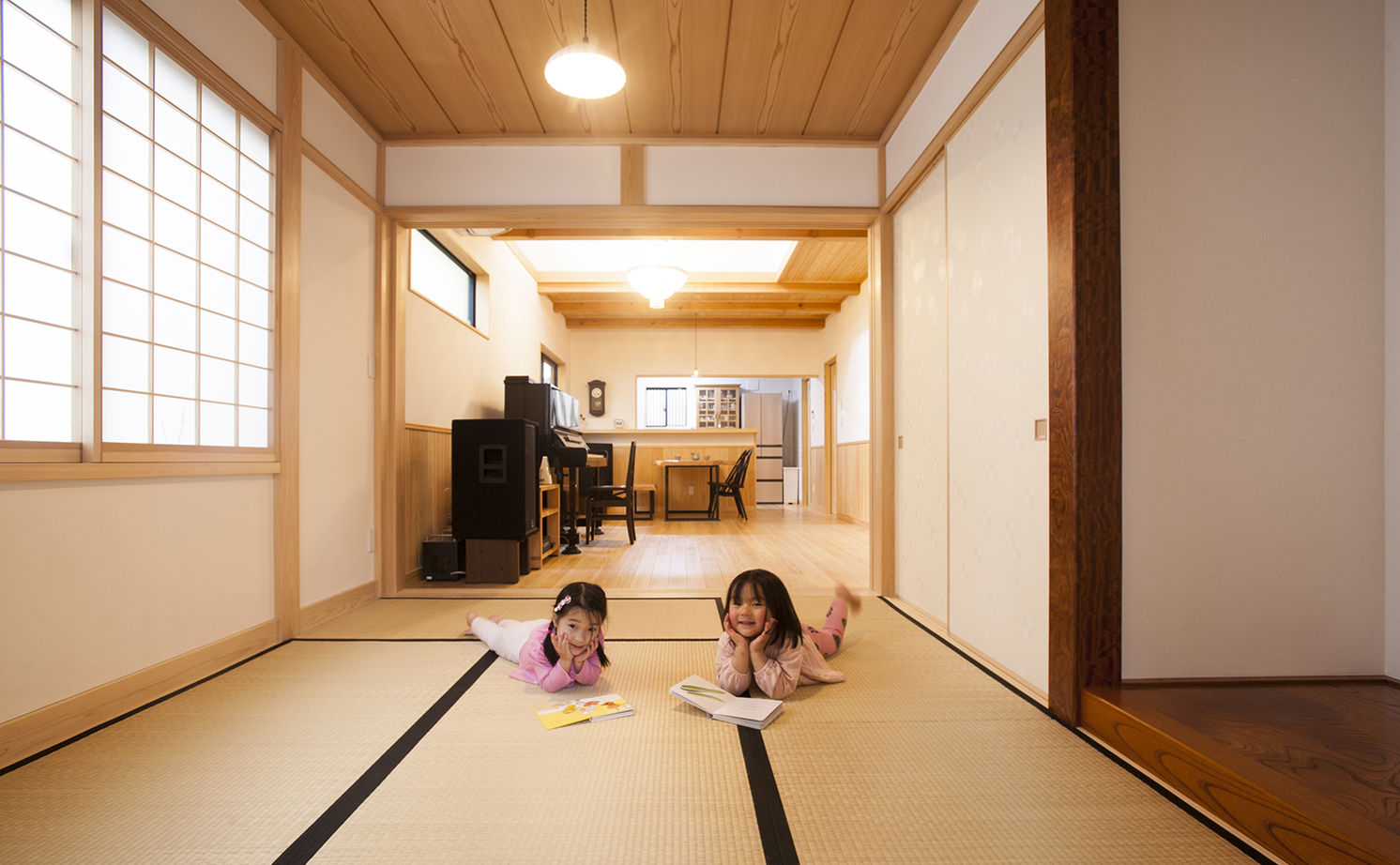深澤木材 【縁側/吹抜け】上質な無垢材や漆喰の自然素材に包まれた和の空間と現代デザインを織り交ぜた家の建築実例画像7