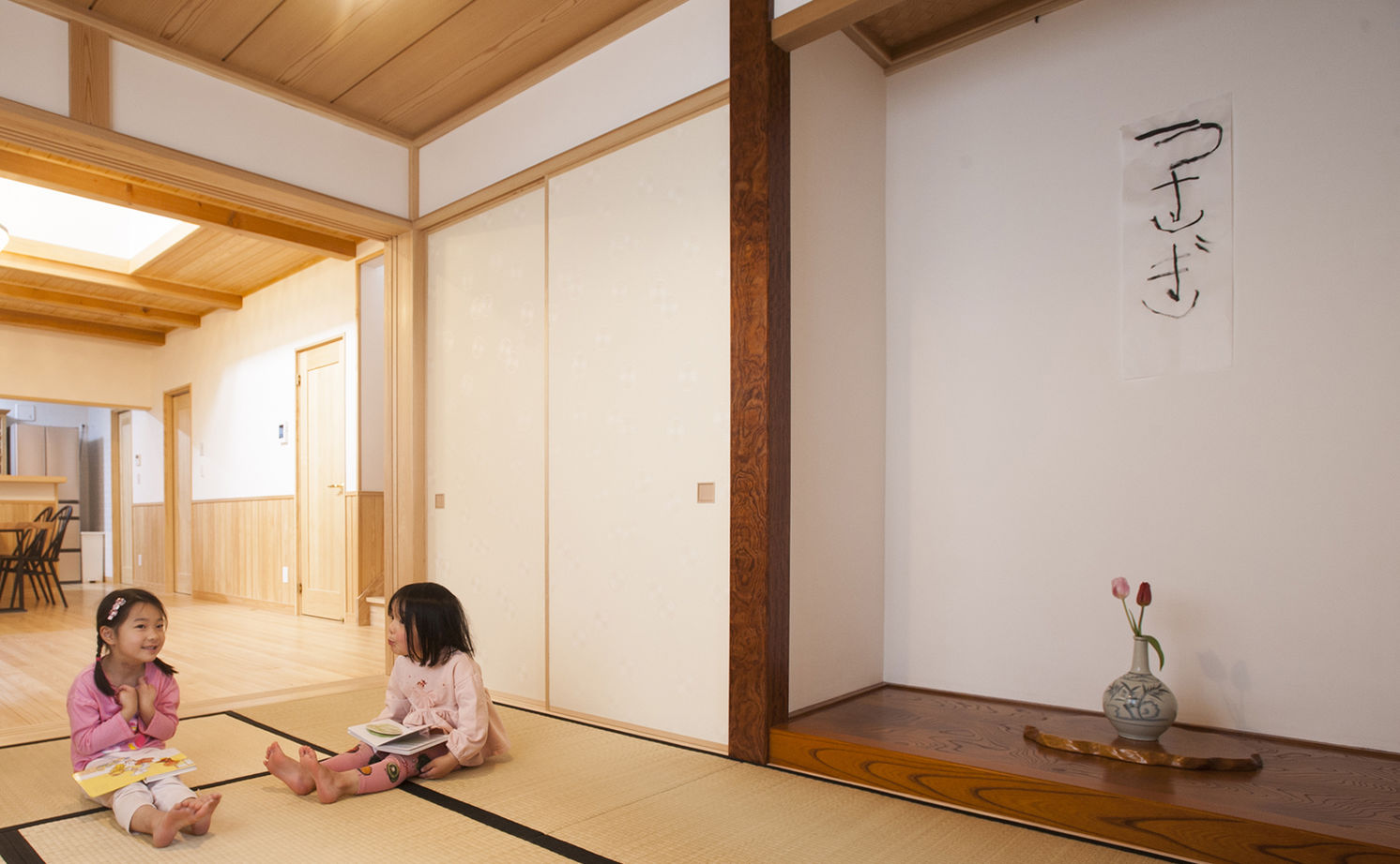 深澤木材 【縁側/吹抜け】上質な無垢材や漆喰の自然素材に包まれた和の空間と現代デザインを織り交ぜた家の建築実例画像8