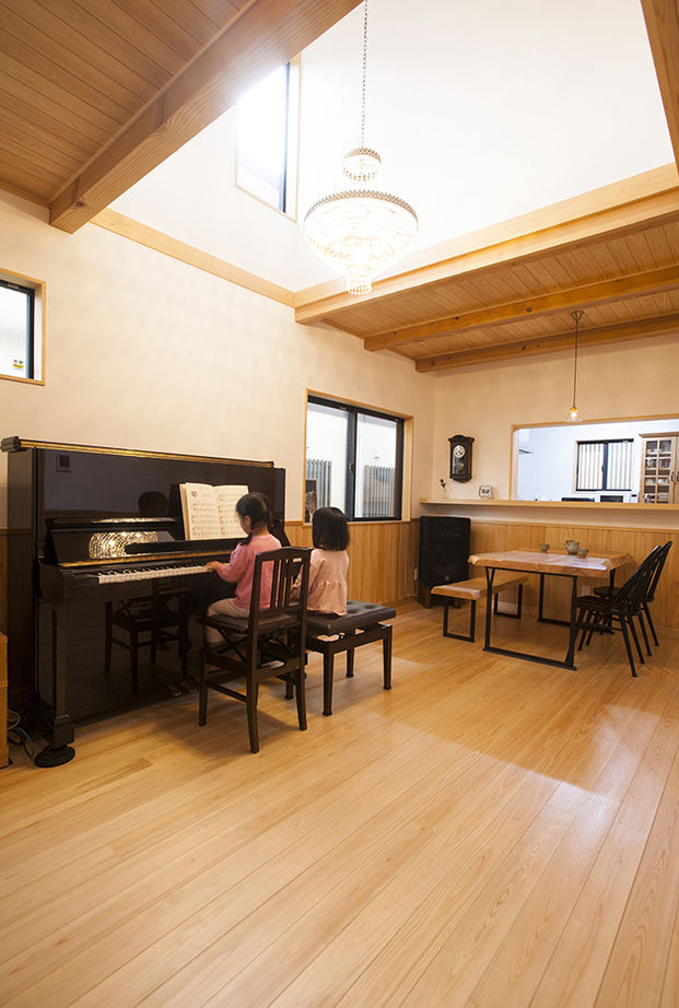深澤木材 【縁側/吹抜け】上質な無垢材や漆喰の自然素材に包まれた和の空間と現代デザインを織り交ぜた家の建築実例画像9