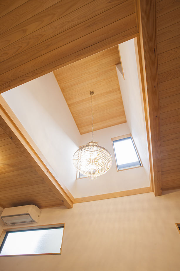 深澤木材 【縁側/吹抜け】上質な無垢材や漆喰の自然素材に包まれた和の空間と現代デザインを織り交ぜた家の建築実例画像10