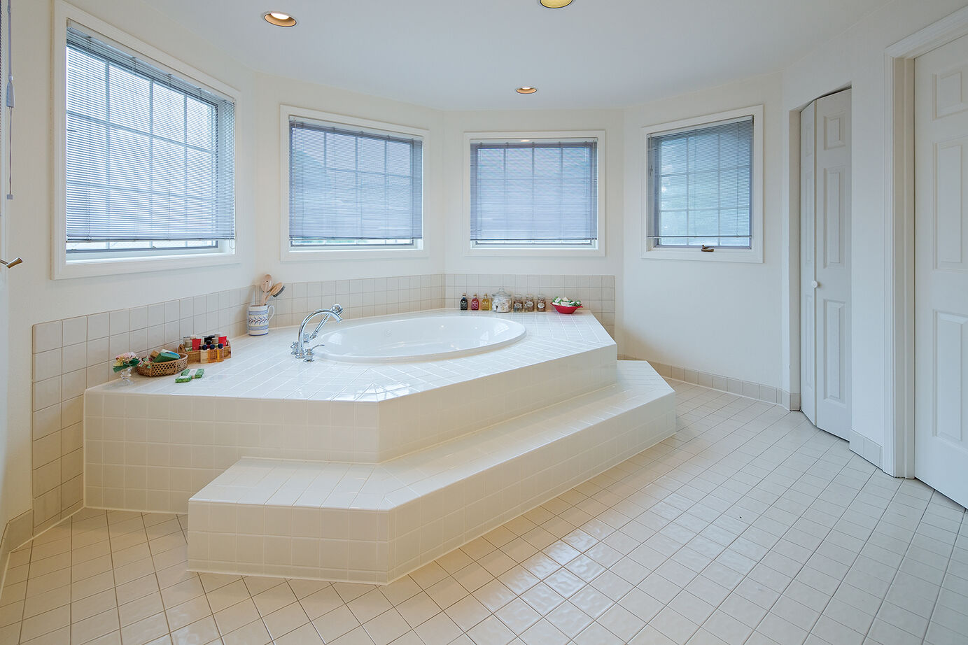 アーバンホーム 【8000万円台/車2台分/中庭/間取り図】本場の米国式スタイルを楽しむアメリカンビルトインガレージハウスの建築実例画像10