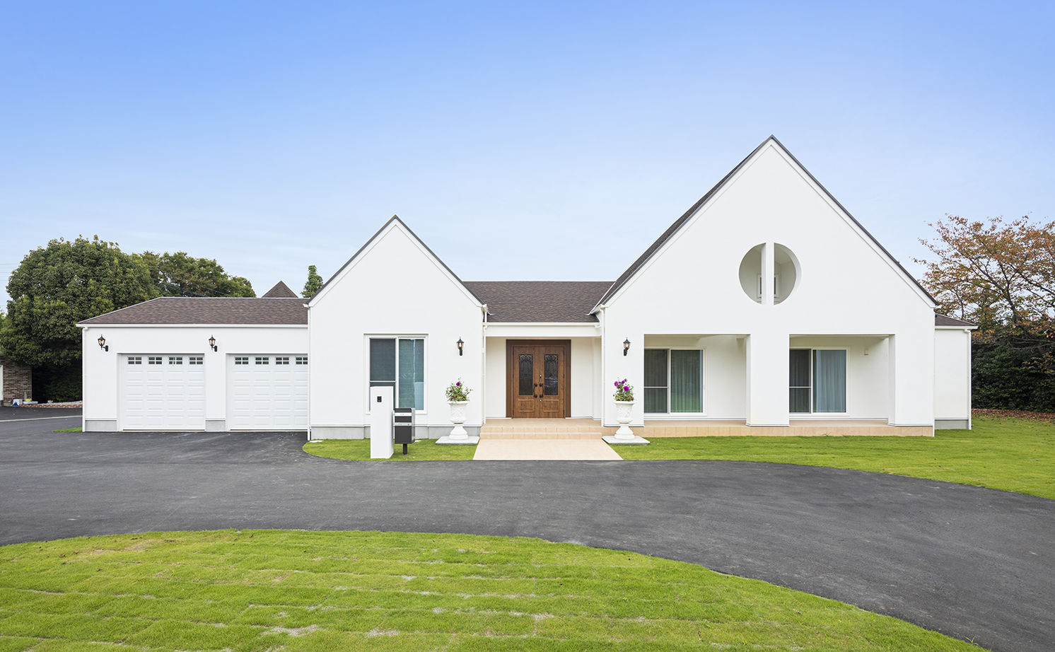 アーバンホーム 【5000万円台/車2台分/ビルトインガレージ/ZEH/間取り図】重厚感あふれるオシャレな北欧テイストの平屋住宅の建築実例画像