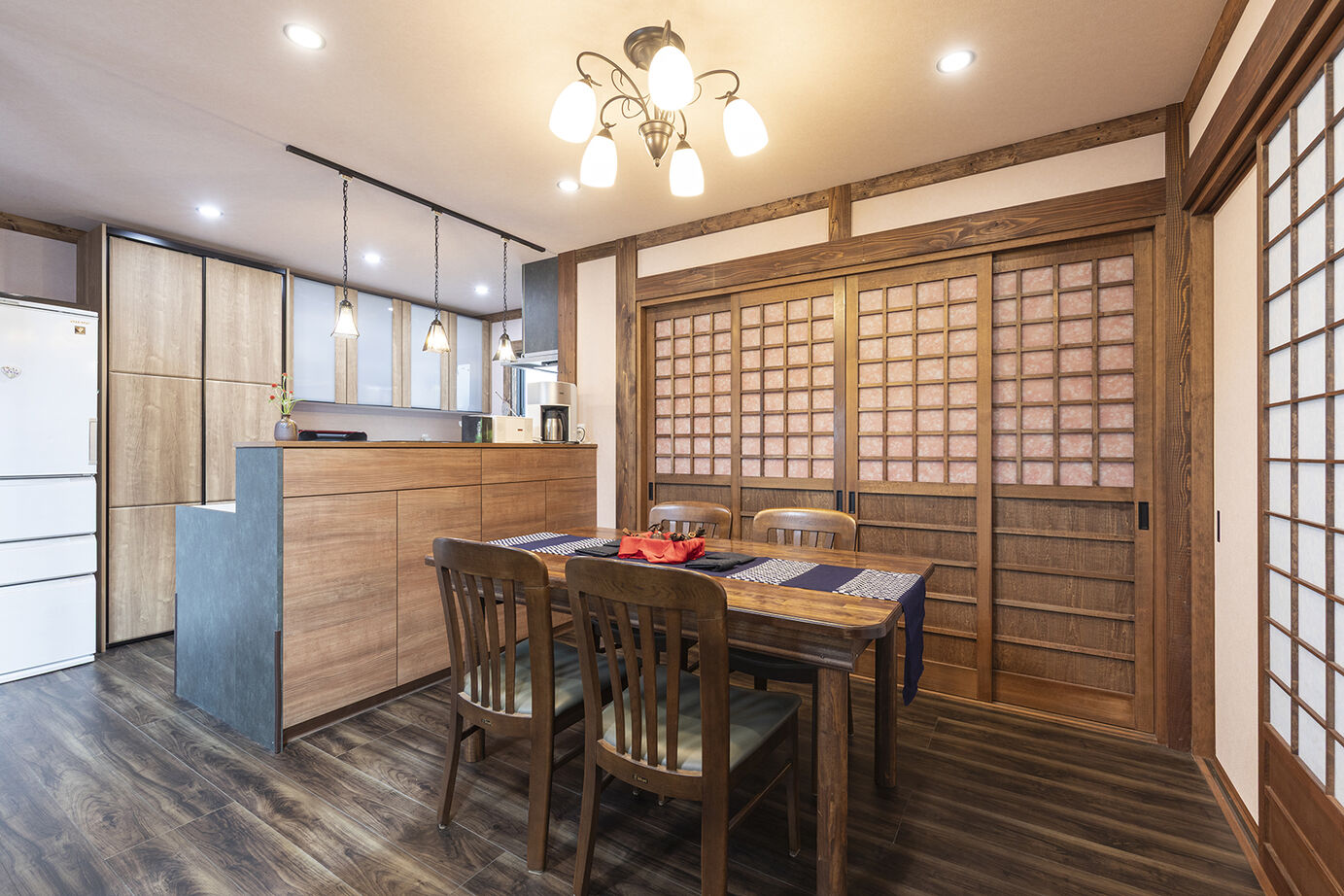 アーバンホーム 【5000万円台／店舗併用／吹抜／間取図】ハーフティンバー様式×古民家風でつくるクラシカルな二世帯住宅の建築実例画像3