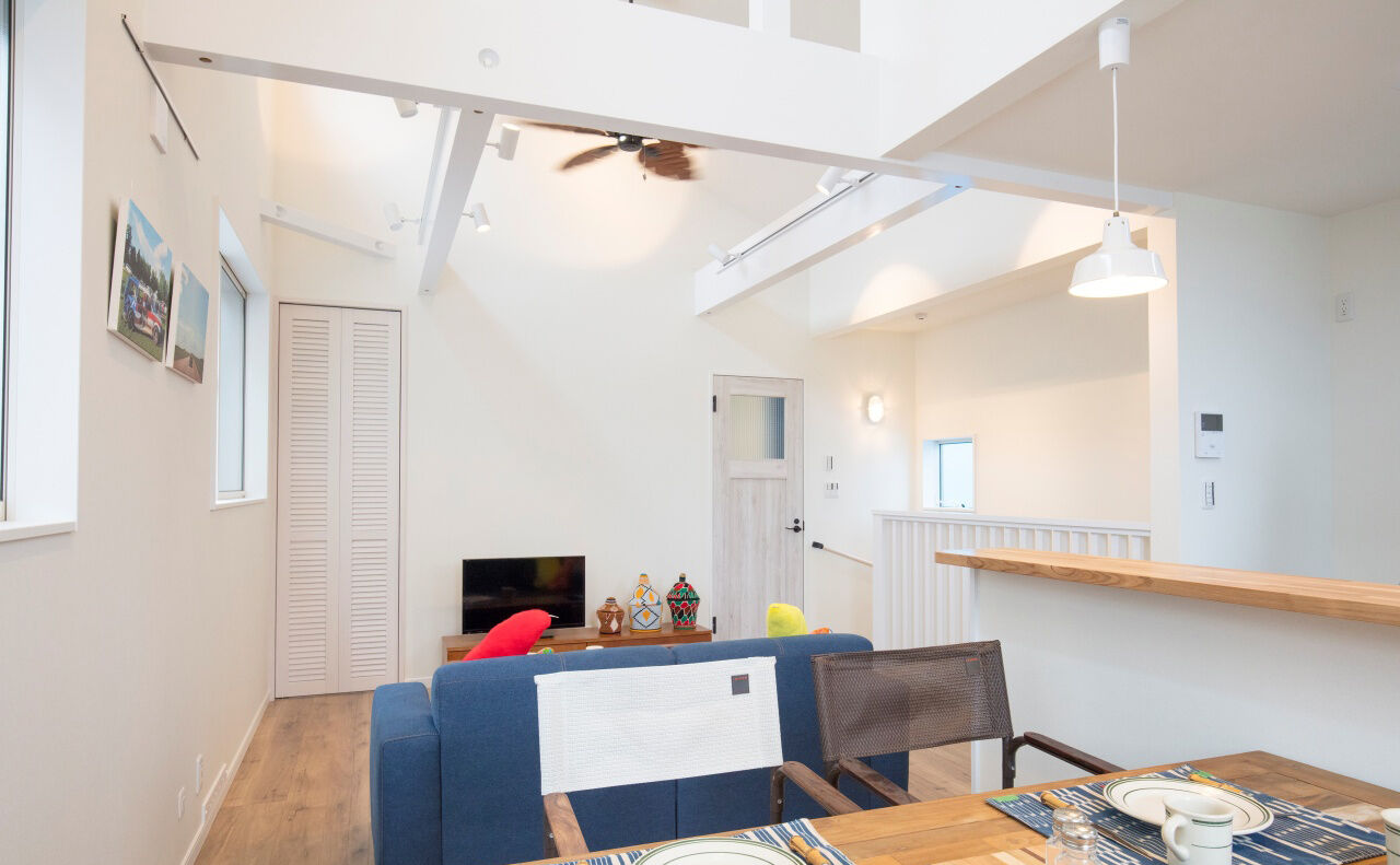 伊沢工務店 【WB工法】2階LDKは大胆な4mの勾配天井。開放感あふれる暮らしでも、季節に適した住環境が保たれる住宅の建築実例画像5