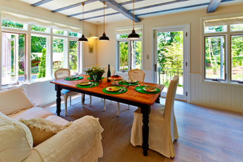 メープルホームズインターナショナル 【フレンチスタイル】自然に囲まれながらも吹き抜け断熱で一年中快適。心地よく自然と寄り添う欧風の住まいの建築実例画像2