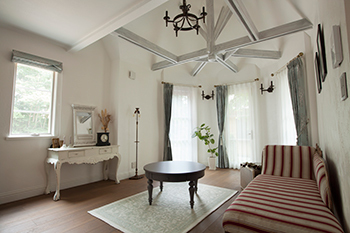 メープルホームズインターナショナル 【フレンチスタイル】北フランスの田舎町に建つとんがり屋根の家がモチーフ。軽井沢の豊かな自然に映える家の建築実例画像2