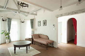 メープルホームズインターナショナル 【フレンチスタイル】北フランスの田舎町に建つとんがり屋根の家がモチーフ。軽井沢の豊かな自然に映える家の建築実例画像6