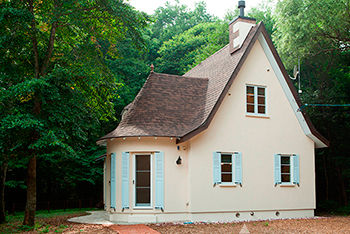 メープルホームズインターナショナル 【フレンチスタイル】北フランスの田舎町に建つとんがり屋根の家がモチーフ。軽井沢の豊かな自然に映える家の建築実例画像9