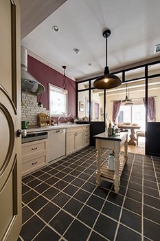 メープルホームズインターナショナル 【フレンチスタイル】ノルマンディの丘の上に建つ古民家をイメージ。愛車との時間を愉しむガレージハウスもの建築実例画像4