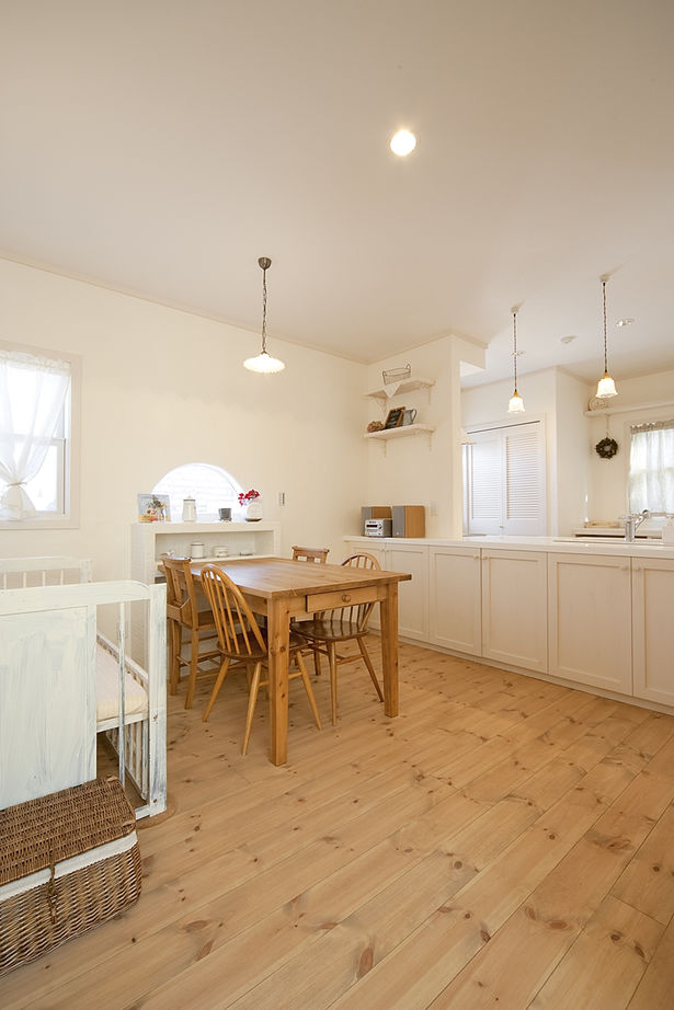 メープルホームズインターナショナル 【フレンチスタイル】憧れを叶えたキッチンで心弾む毎日。年月と共に味わいが深まる天然素材の家｜間取り有の建築実例画像6