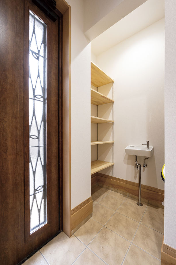 児島産業 【2000万円台/間取り図掲載有】空間の広がりと変化を楽しむ、ひと味違うスキップフロアのある二世帯住宅の建築実例画像4