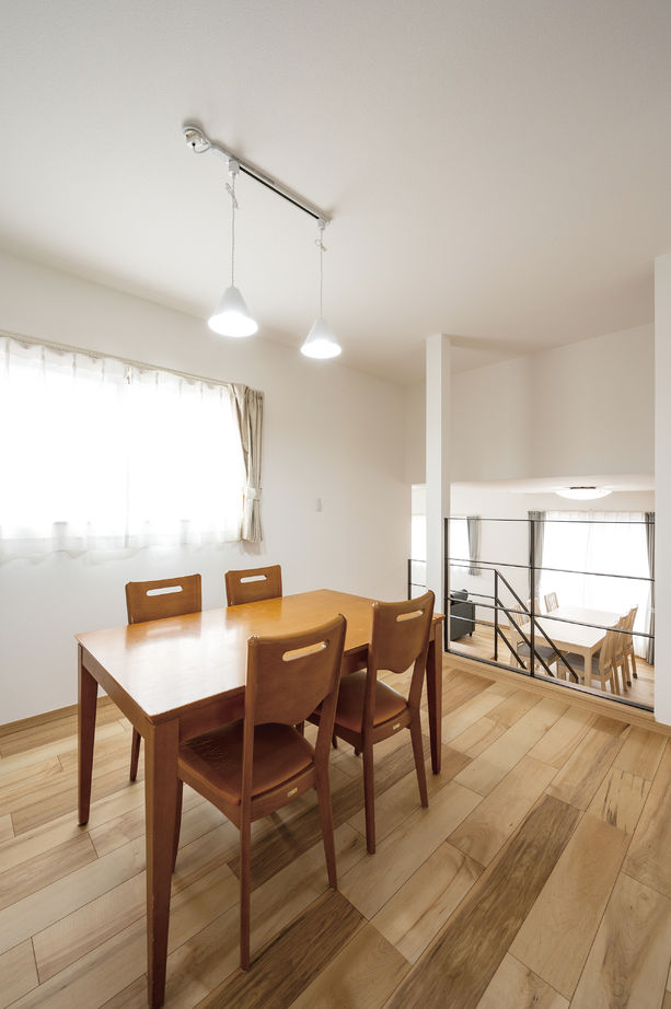 児島産業 【2000万円台/間取り図掲載有】空間の広がりと変化を楽しむ、ひと味違うスキップフロアのある二世帯住宅の建築実例画像6