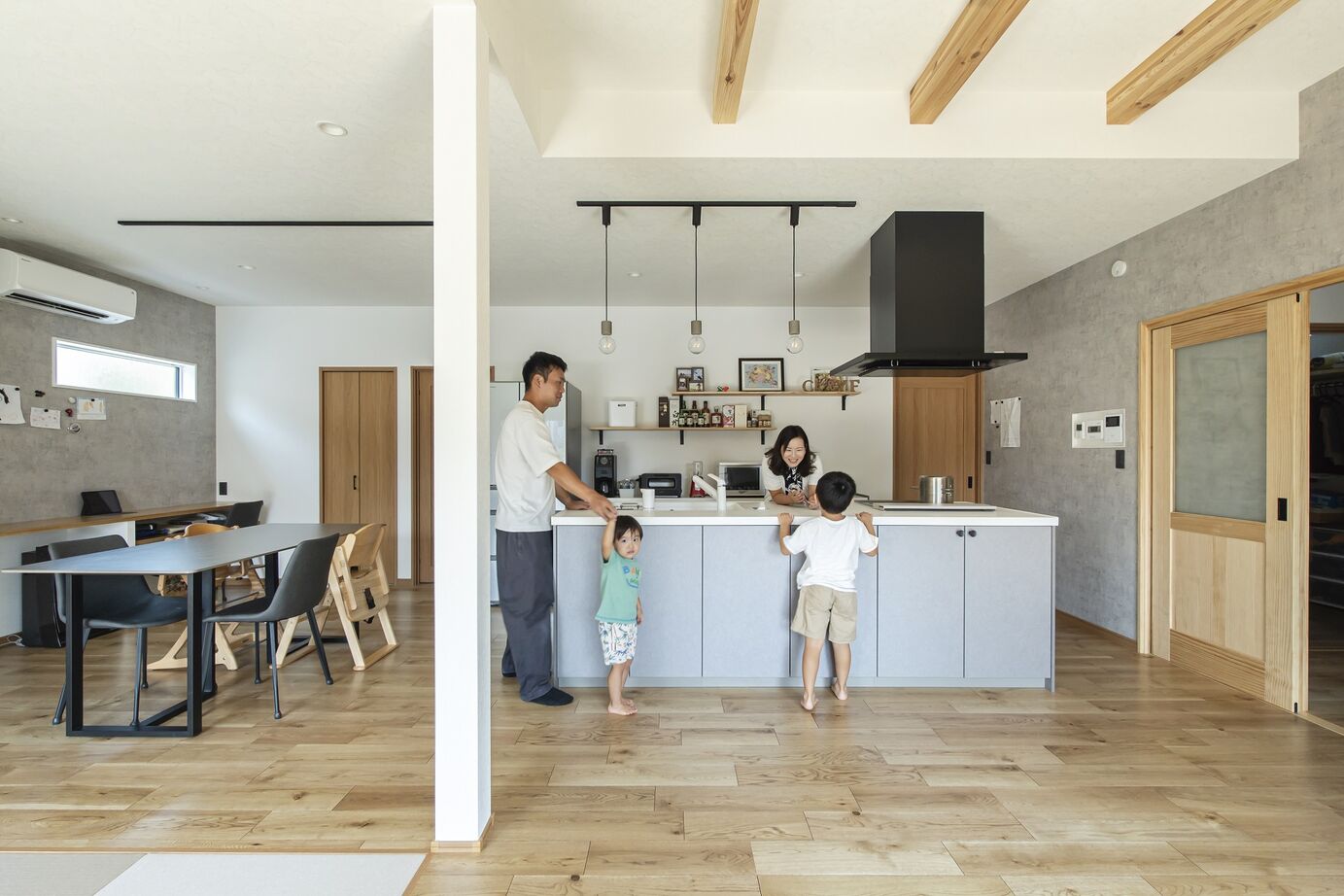 イシンホーム住宅研究会　相生建設 施主ファーストの家づくりに感動。広々LDK で家族団らんを楽しむ家の建築実例画像3