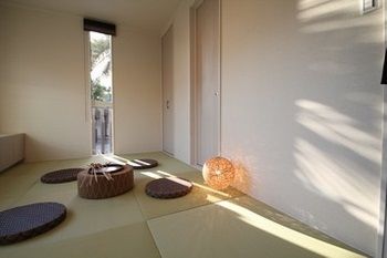 Archi Factory　HIMAWARI　アーキ・ファクトリー・ヒマワリ リゾート感あふれるデザインで内外観をコーディネート。畳スペースで「和」の癒しと快適性を演出の建築実例画像2