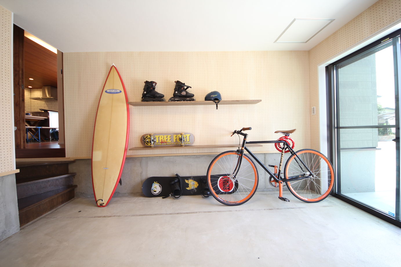 Archi Factory　HIMAWARI　アーキ・ファクトリー・ヒマワリ バイクガレージにBBQスペース　多趣味な施主がこだわりぬいた住まい【間取り図あり/本体価格2500万円】の建築実例画像2