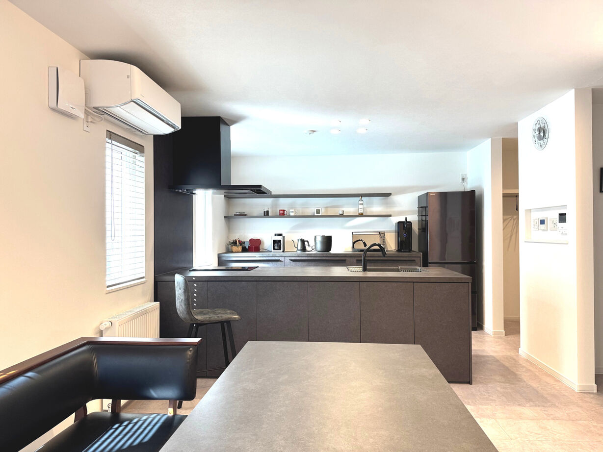 クレスト・ホーム 【平屋/トリプル断熱工法/免震装置】諦め切れなかった夢が実現！キッチンが主役のホテルライクな平屋の建築実例画像2