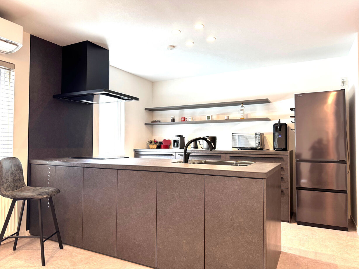 クレスト・ホーム 【平屋/トリプル断熱工法/免震装置】諦め切れなかった夢が実現！キッチンが主役のホテルライクな平屋の建築実例画像3