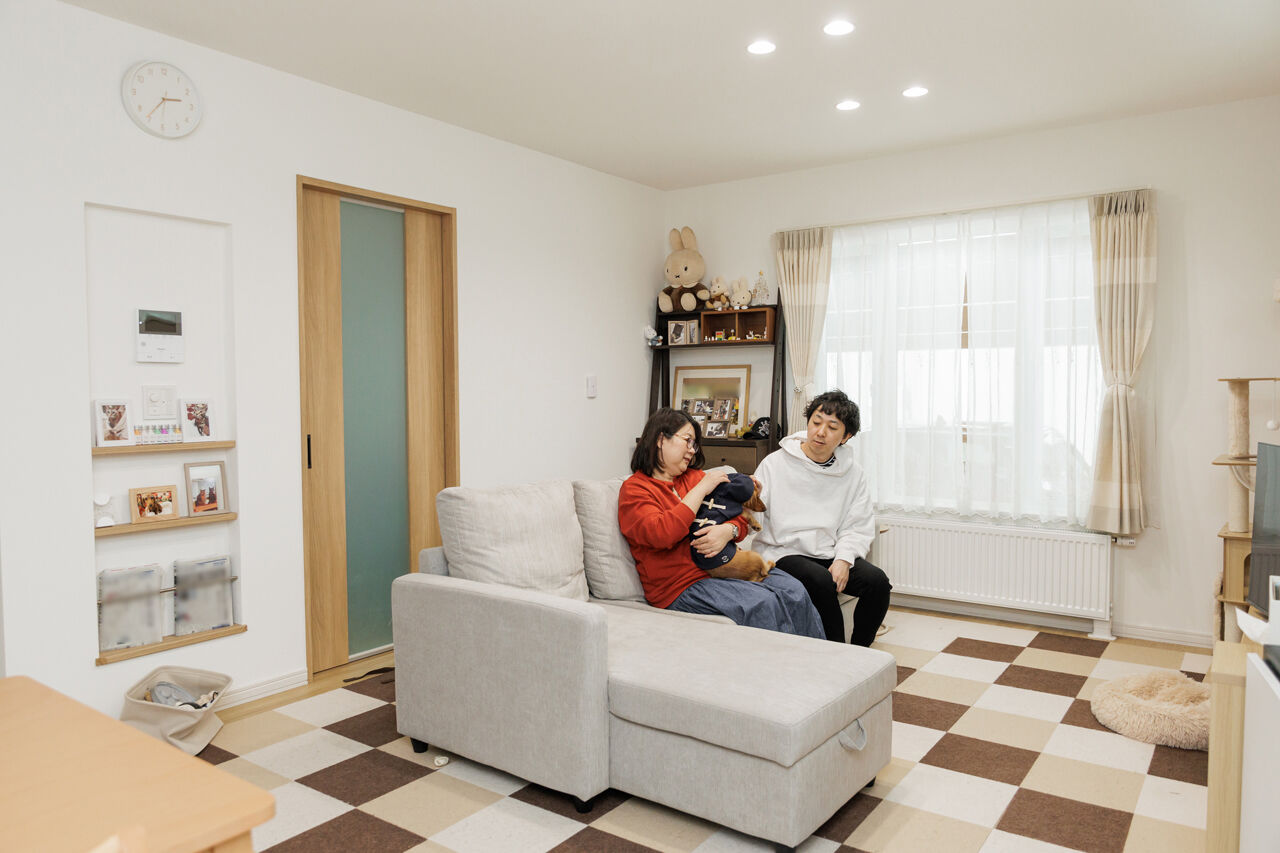 クレスト・ホーム 【トリプル断熱工法/ZEH Oriented住宅/免震装置】２人と３匹が、快適に仲良く暮らす高性能住宅の建築実例画像2