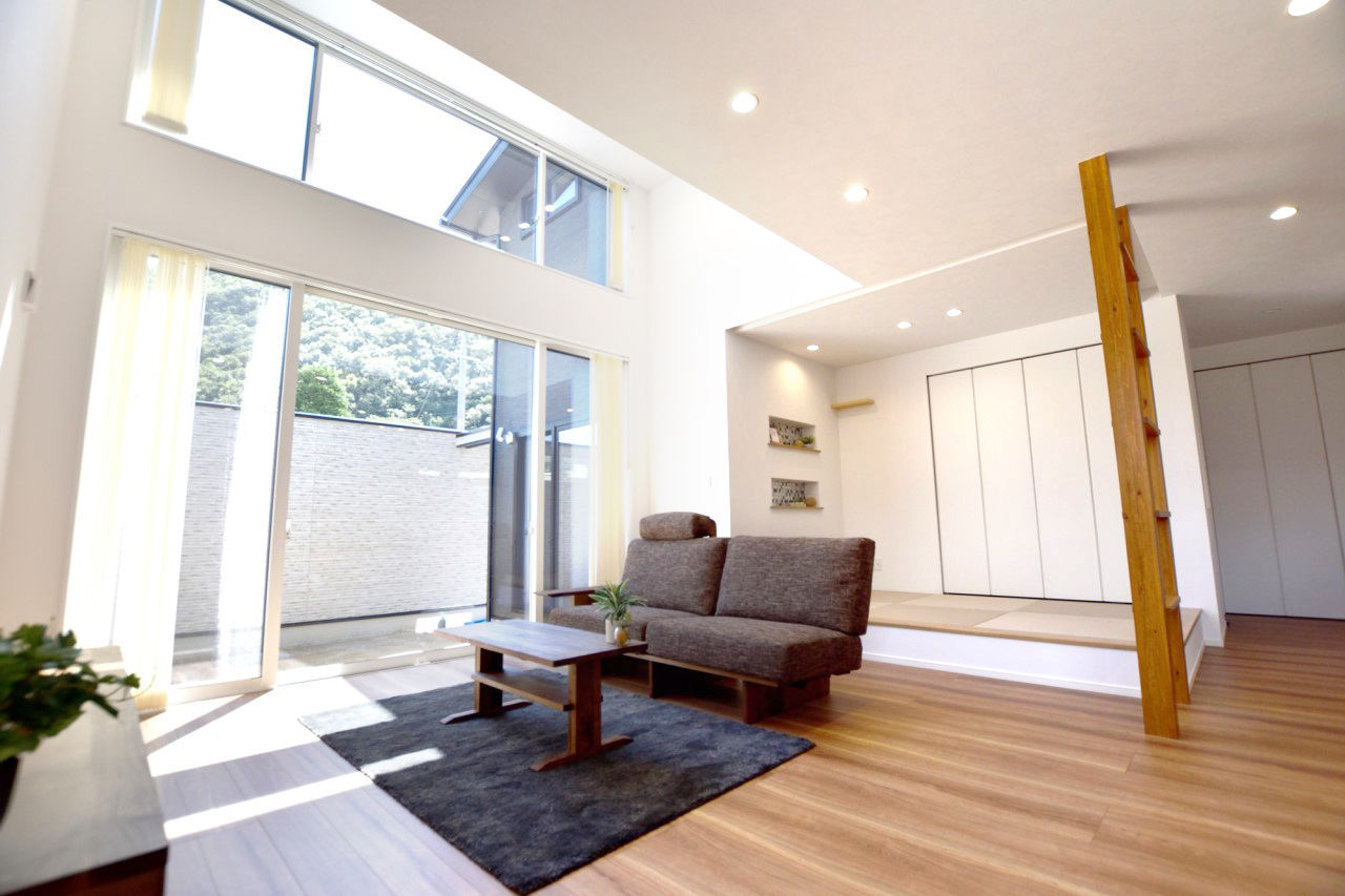 タカシン・ホーム 【2000万円台前半】プライベートテラスのある生活、開放的な吹抜け空間と家族思いの住まいの建築実例画像2