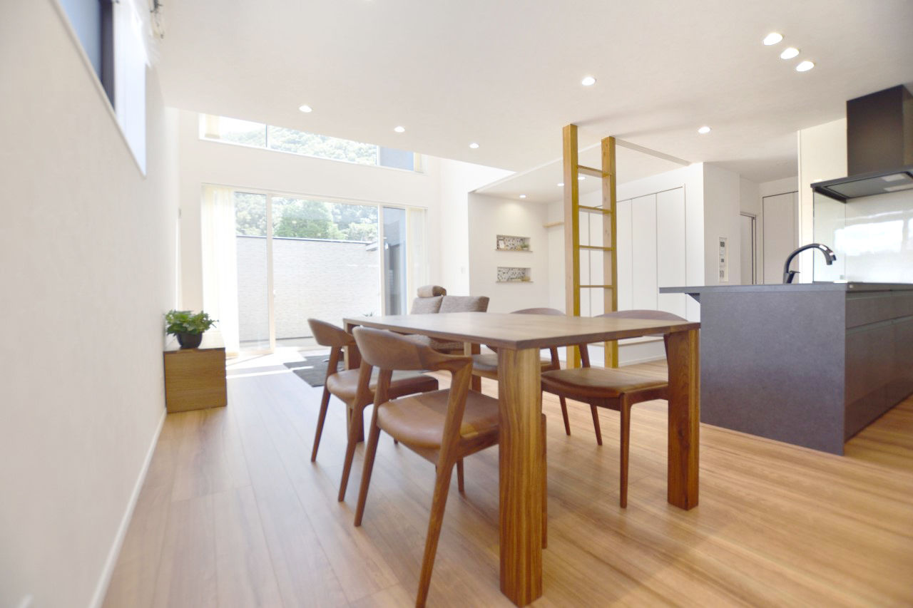 タカシン・ホーム 【2000万円台前半】プライベートテラスのある生活、開放的な吹抜け空間と家族思いの住まいの建築実例画像3